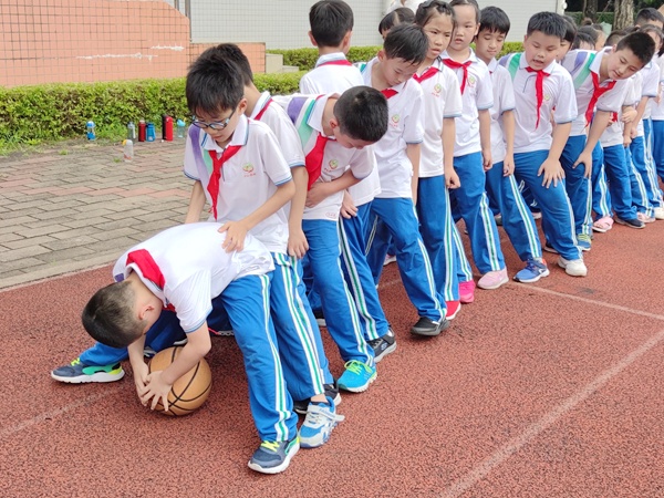 7圖七:齊心協(xié)力滾籃球 1.jpg