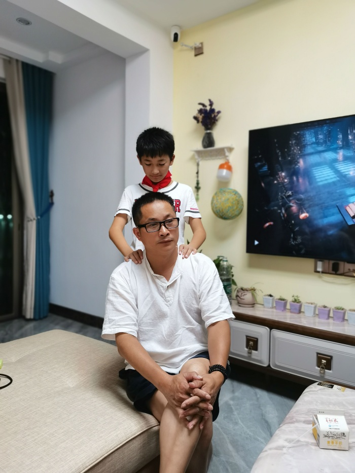 樂遠東給累了一天的爸爸按摩.jpg