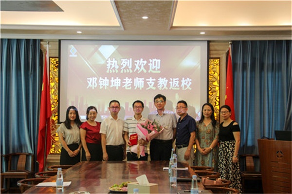 用愛心呵護(hù)成長，用責(zé)任照亮未來