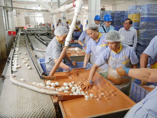 南方電網(wǎng)廣東中山供電局黃圃分局工作人員到泰和公司車間了解咸蛋加工生產(chǎn)情況。陳世聰 攝_副本.jpg