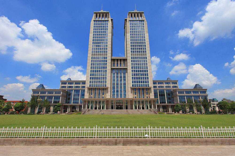 上海多所高校出現“天價學費”，家長表示壓力很大，吃不消