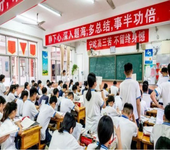 18年前，楊博為高考偷走試卷熟記答案，進(jìn)考場(chǎng)看到題目后卻傻眼了