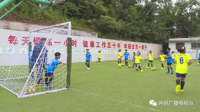 愛心人士到井研捐資助學(xué)、捐建校園足球場