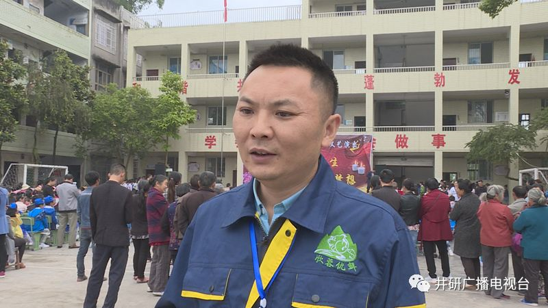 愛心人士到井研捐資助學(xué)、捐建校園足球場