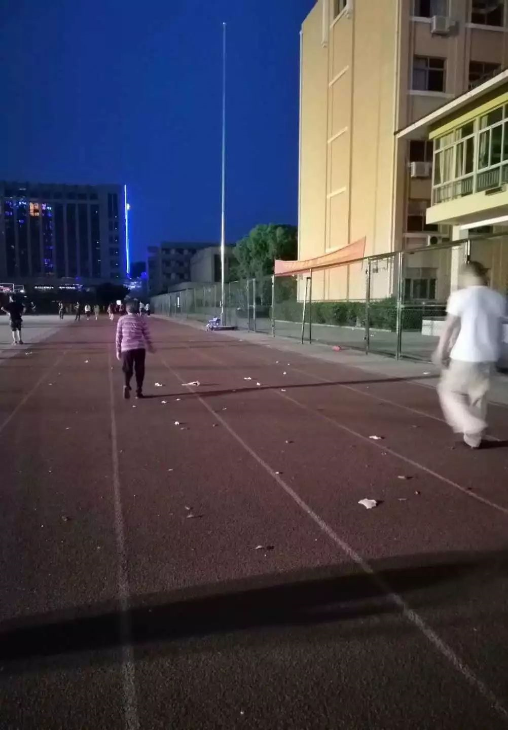 9所符合條件的城區(qū)學(xué)校的體育場地全部向社會(huì)開放。