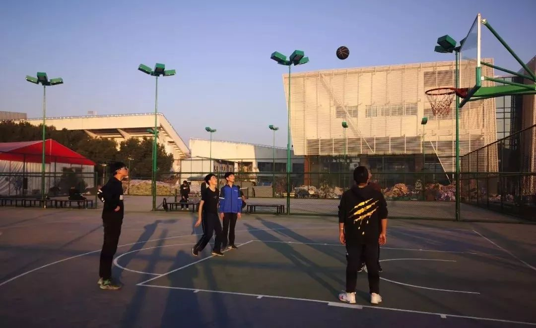 9所符合條件的城區(qū)學(xué)校的體育場地全部向社會(huì)開放。