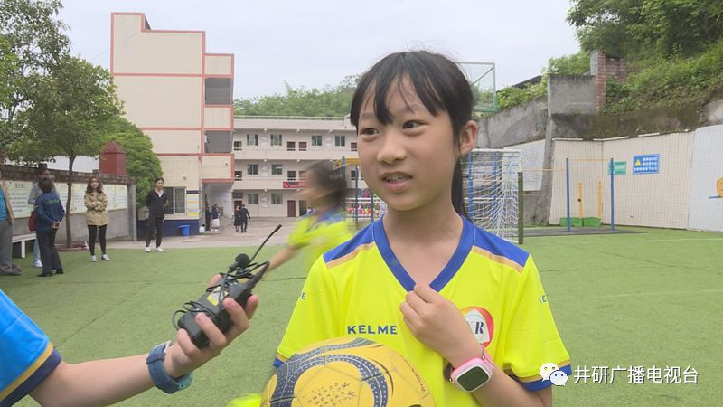 愛心人士到井研捐資助學(xué)、捐建校園足球場