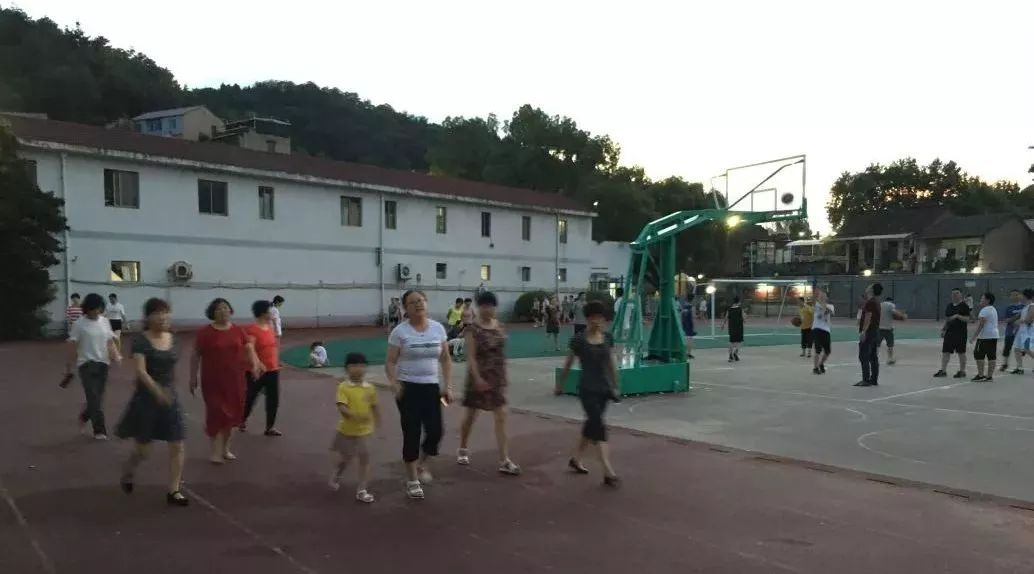 9所符合條件的城區(qū)學(xué)校的體育場地全部向社會(huì)開放。