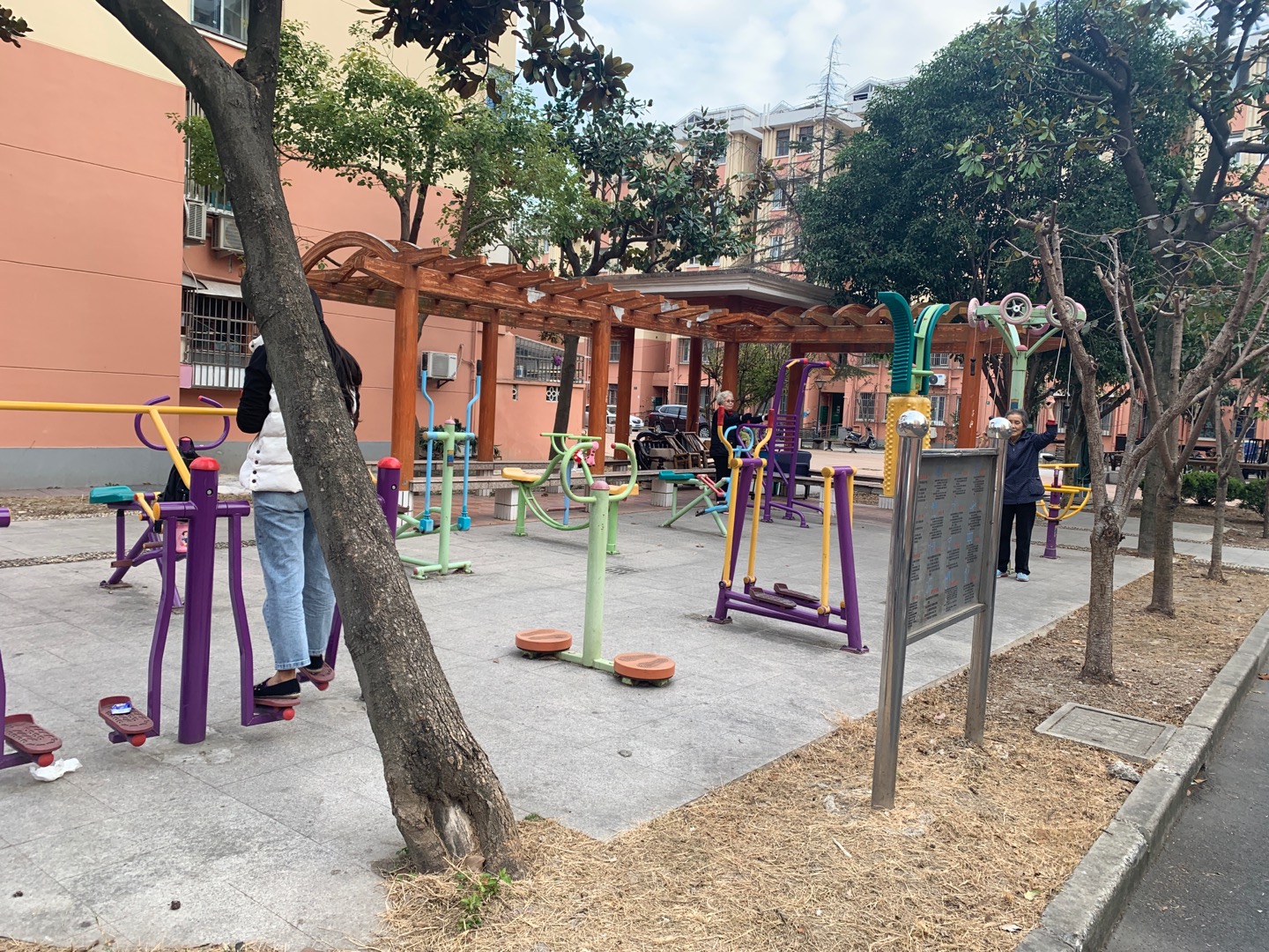 嚴(yán)中路388弄健身點(diǎn)