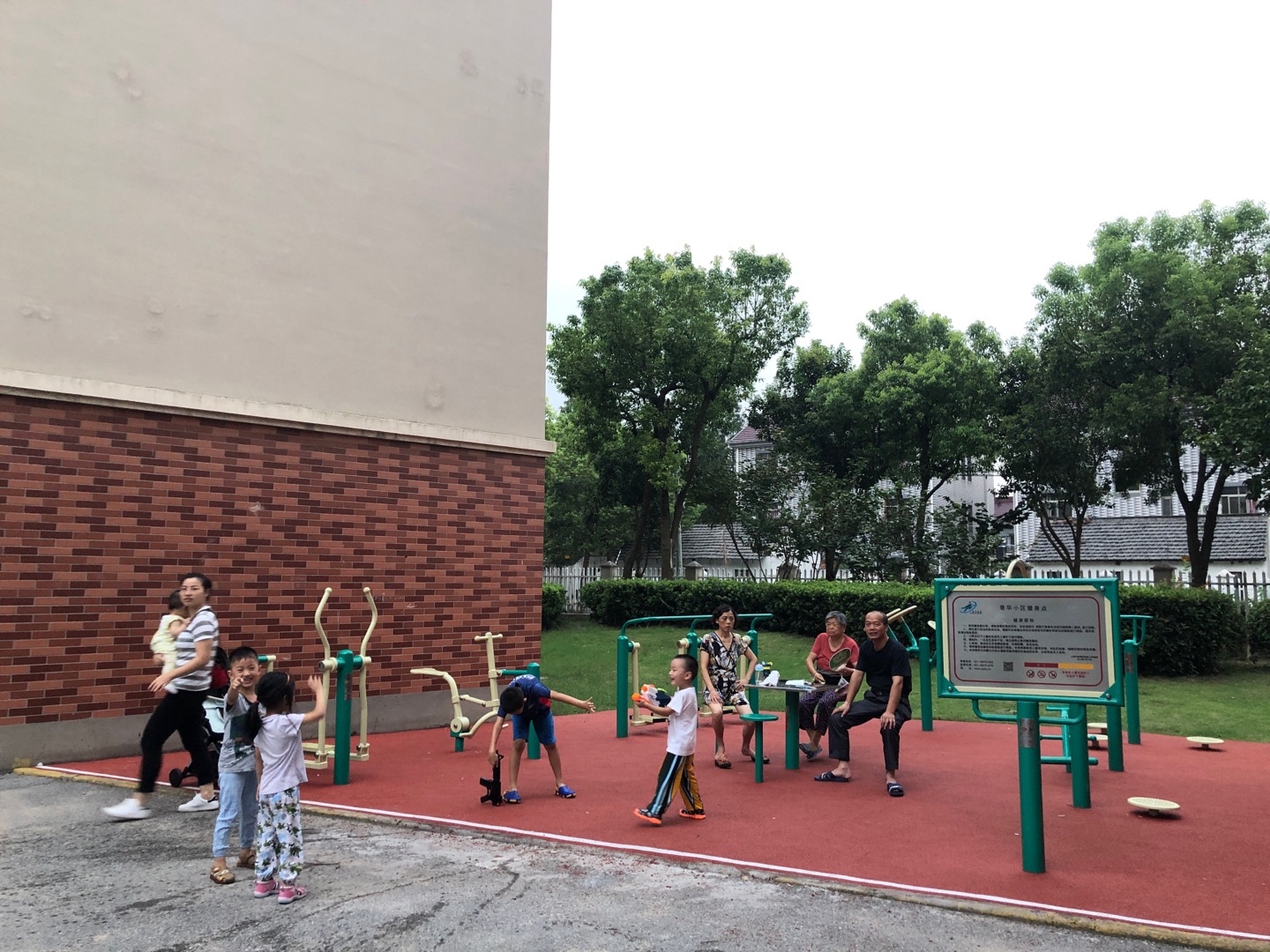 巷華小區(qū)健身點(diǎn)