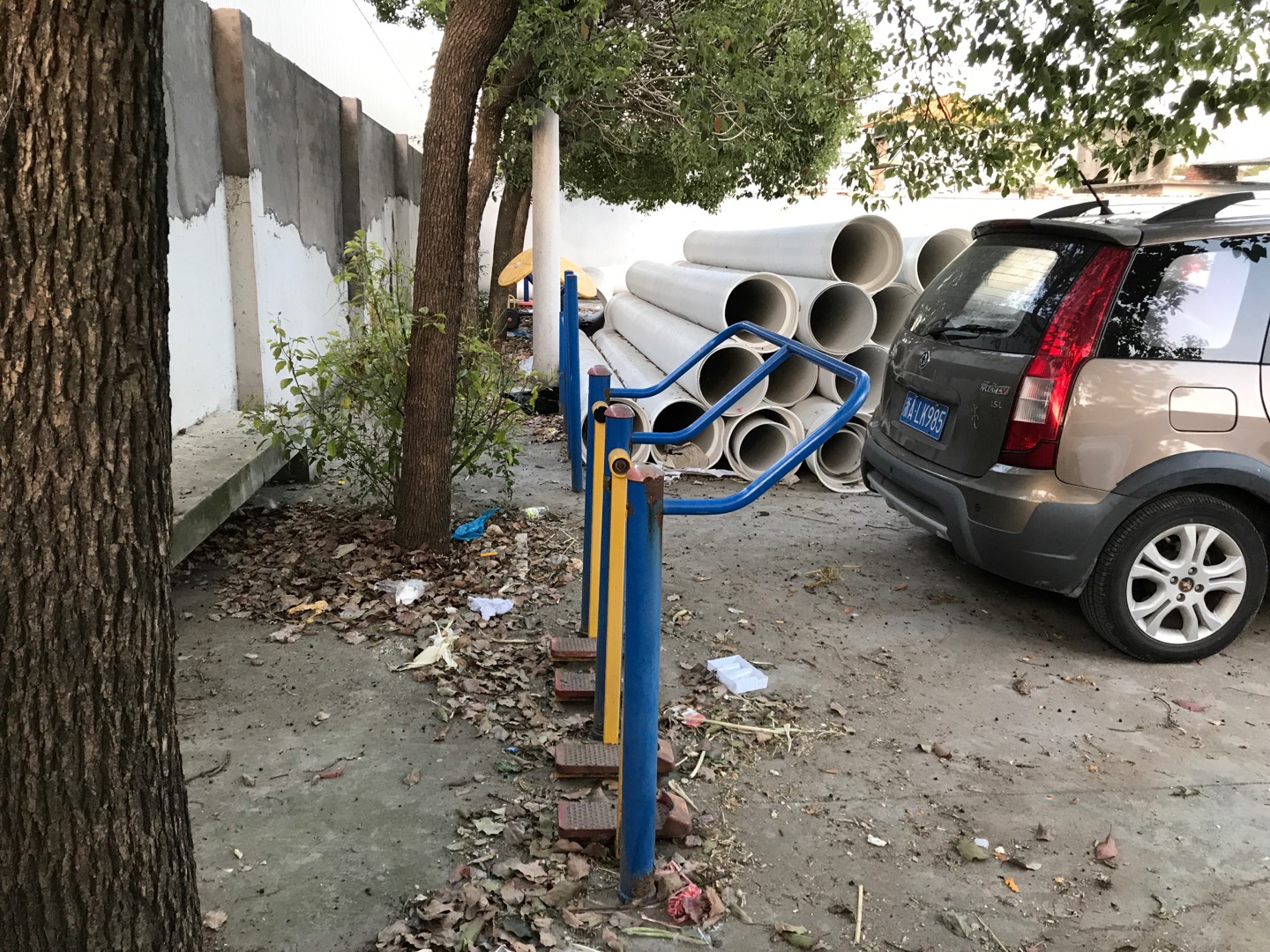 朝陽居委鹽朝公路1446號(hào)（老年活動(dòng)中心后）健身路徑