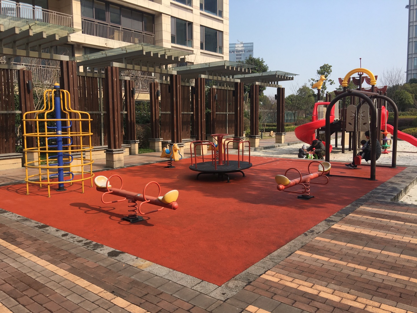 合景領(lǐng)峰小區(qū)5號樓南的老年康樂設(shè)施市民健身點