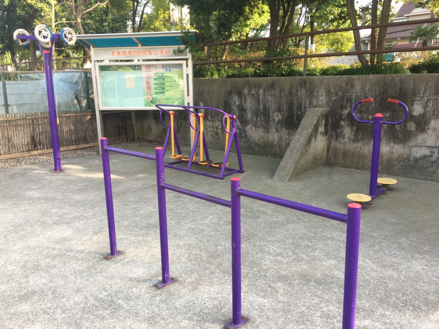 老港鎮(zhèn)濱海居民委員會創(chuàng)業(yè)村健身苑點