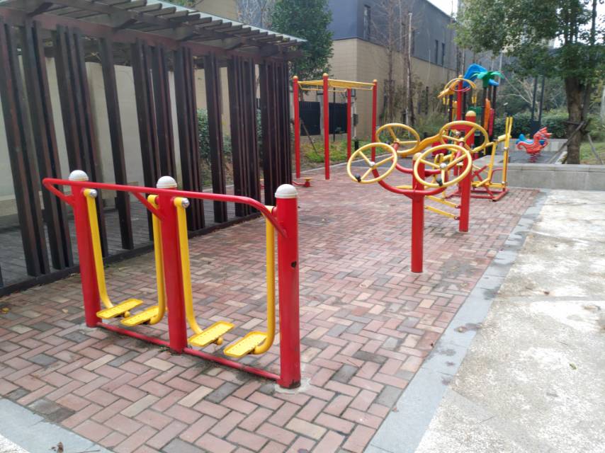 玲瓏坊東苑小區(qū)公共市民健身點