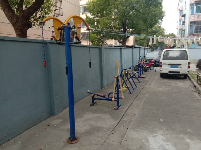 江鎮(zhèn)居委皇冠小區(qū)82弄17號西健身路徑