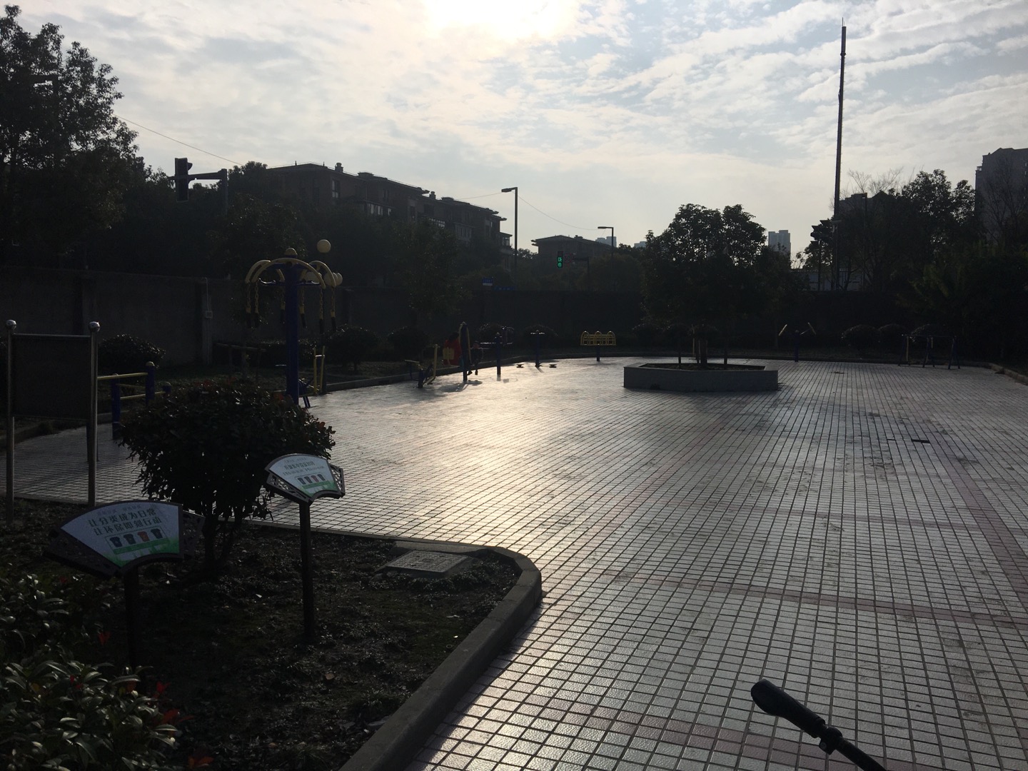 封周路158弄別墅區(qū)市民健身點