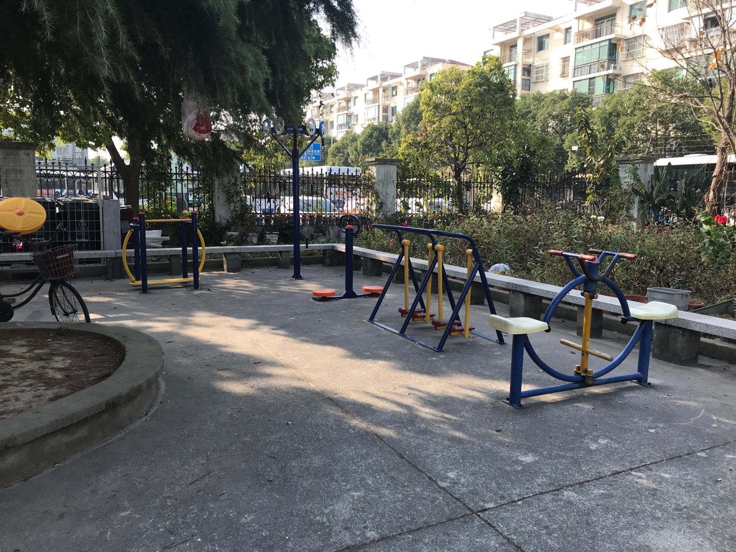 東港二居施灣三路1105弄38號對面垃圾房旁健身路徑