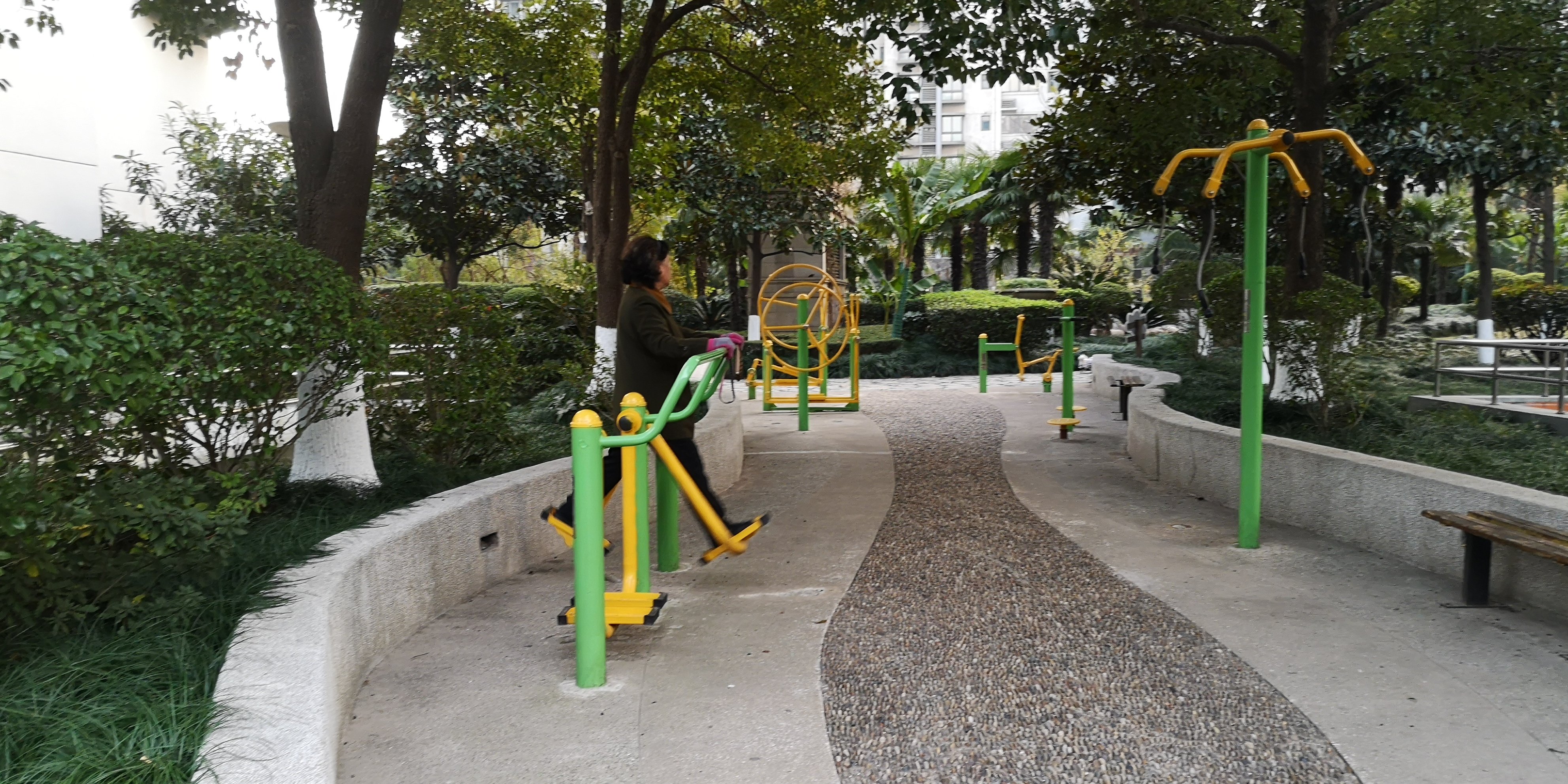 逸流公寓市民益智健身苑點(diǎn)（11號(hào)旁）