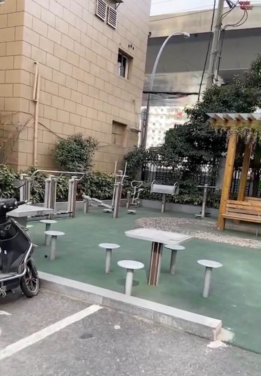  靜安區(qū)北站街道三生里居委健身點(diǎn)（西藏北路225弄）