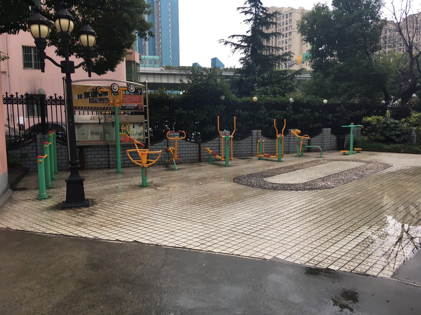 康惠苑小區(qū)市民健身點