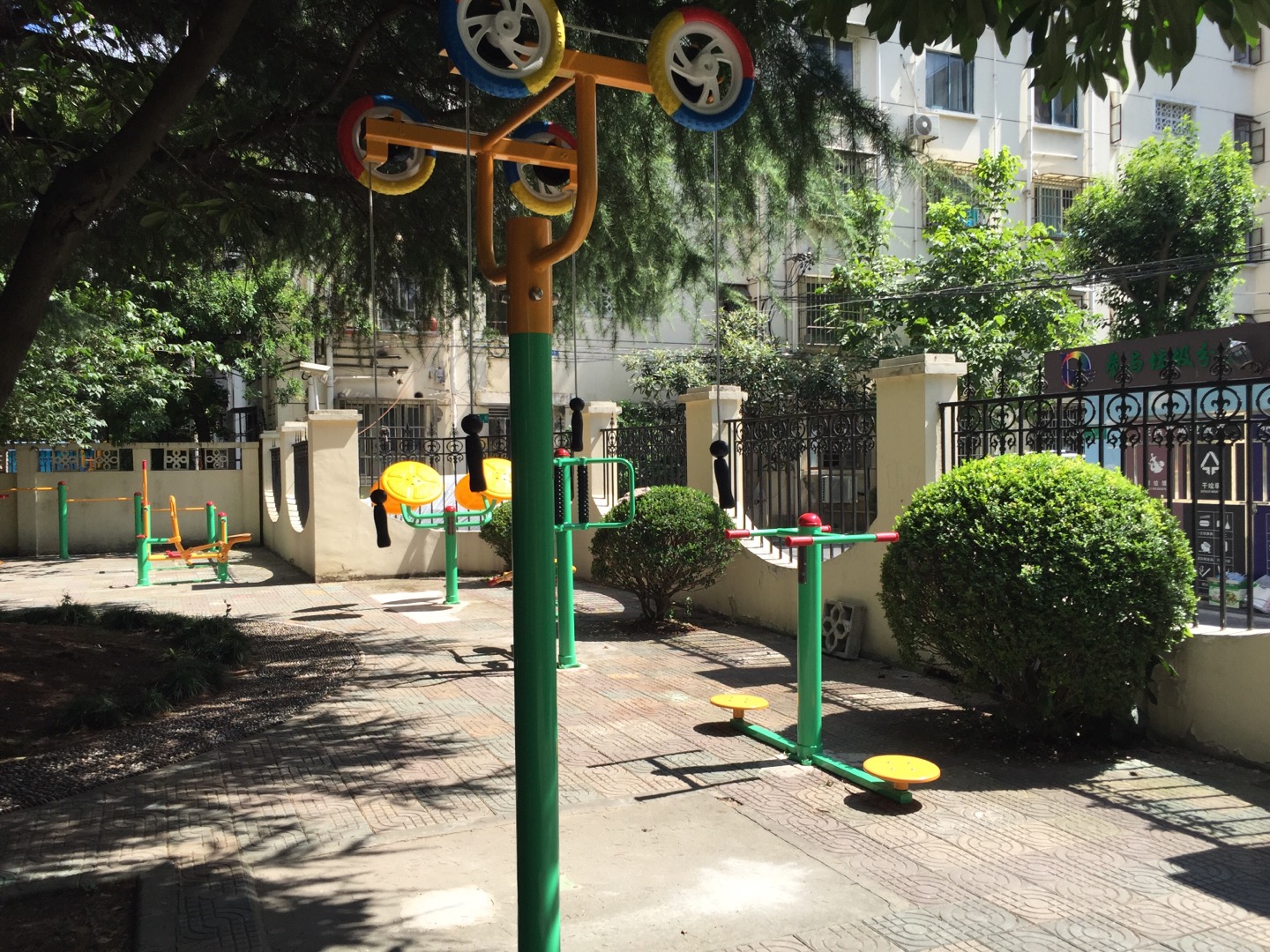 河南居委虹梅路2669弄小區(qū)健身點