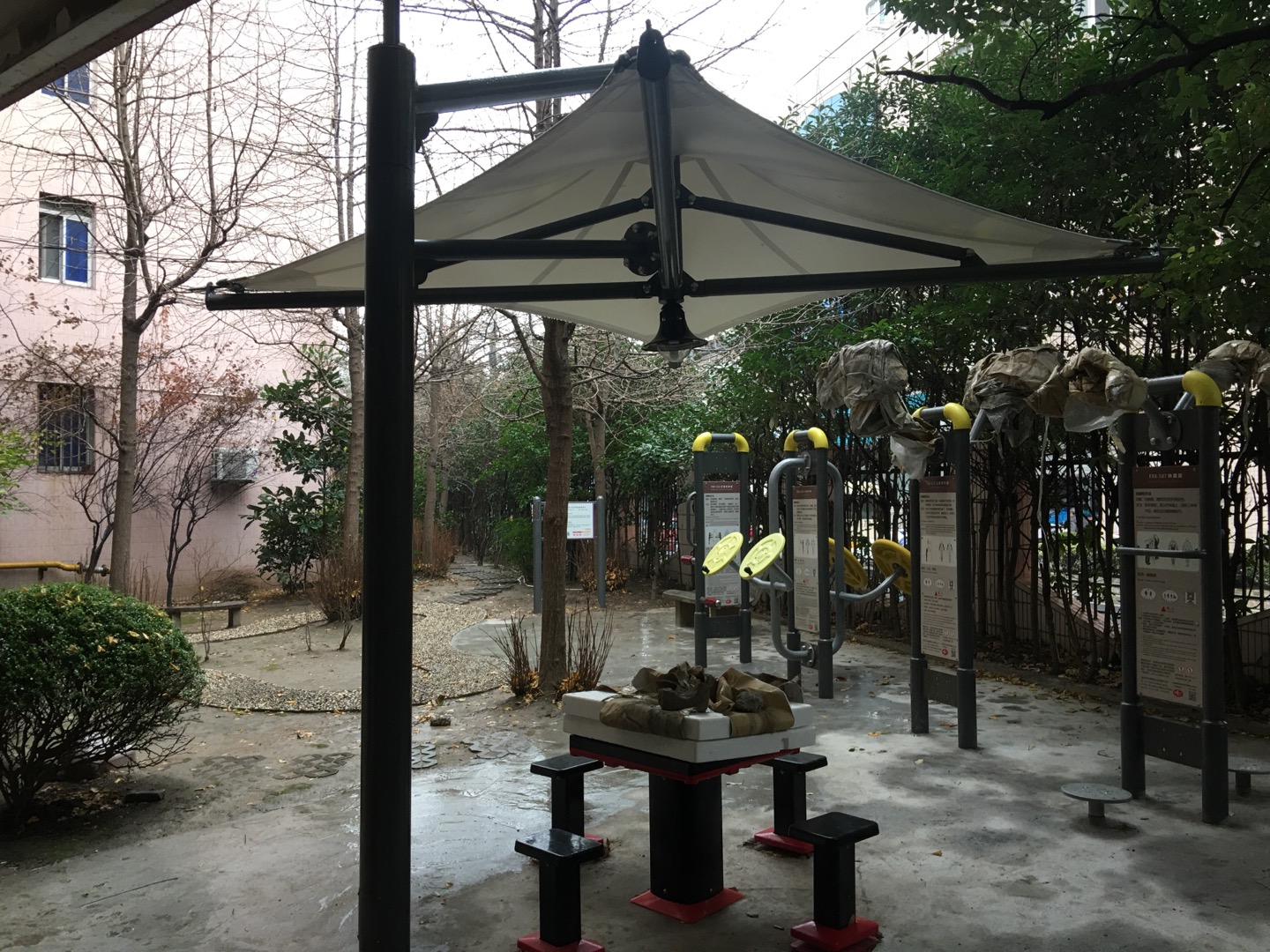 太陽能燈光遮陽棚