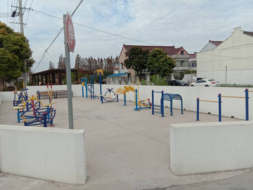 新?tīng)I(yíng)村2組中橫港路宅前路北5米健身路徑