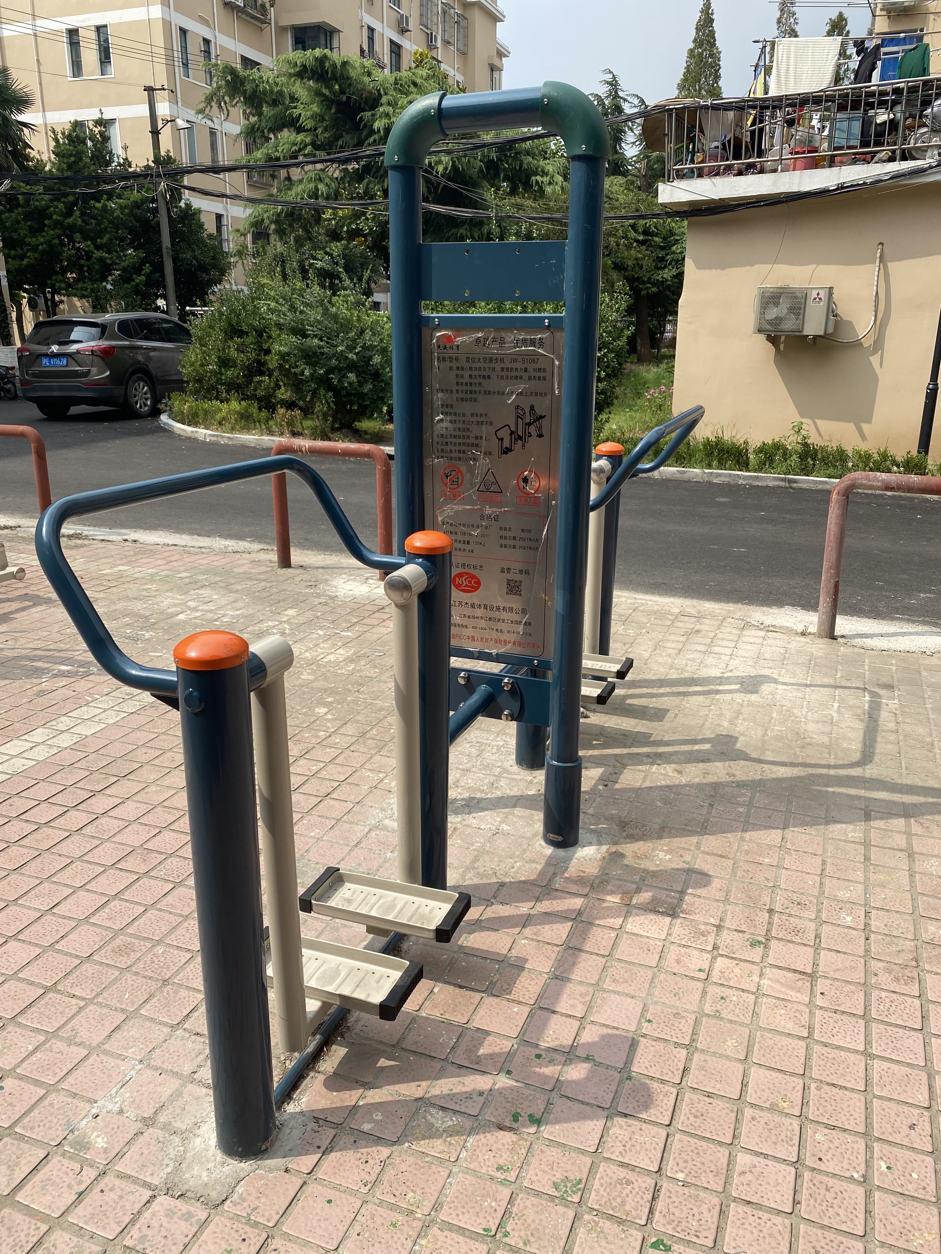 二位太空漫步機(jī)