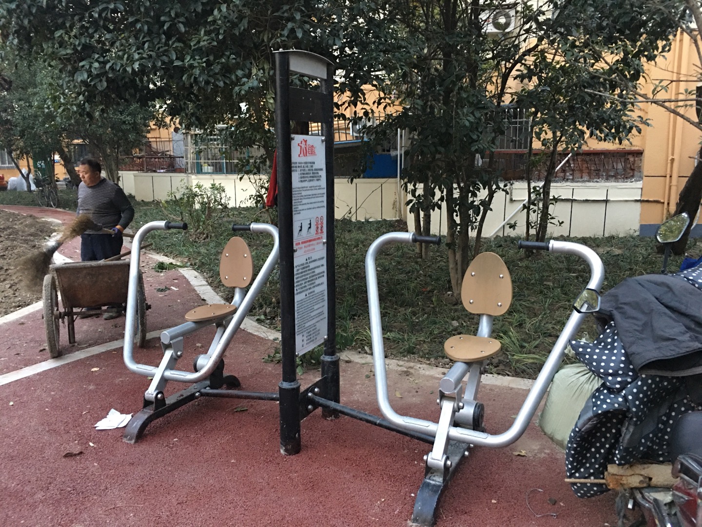 自重式平推訓(xùn)練器