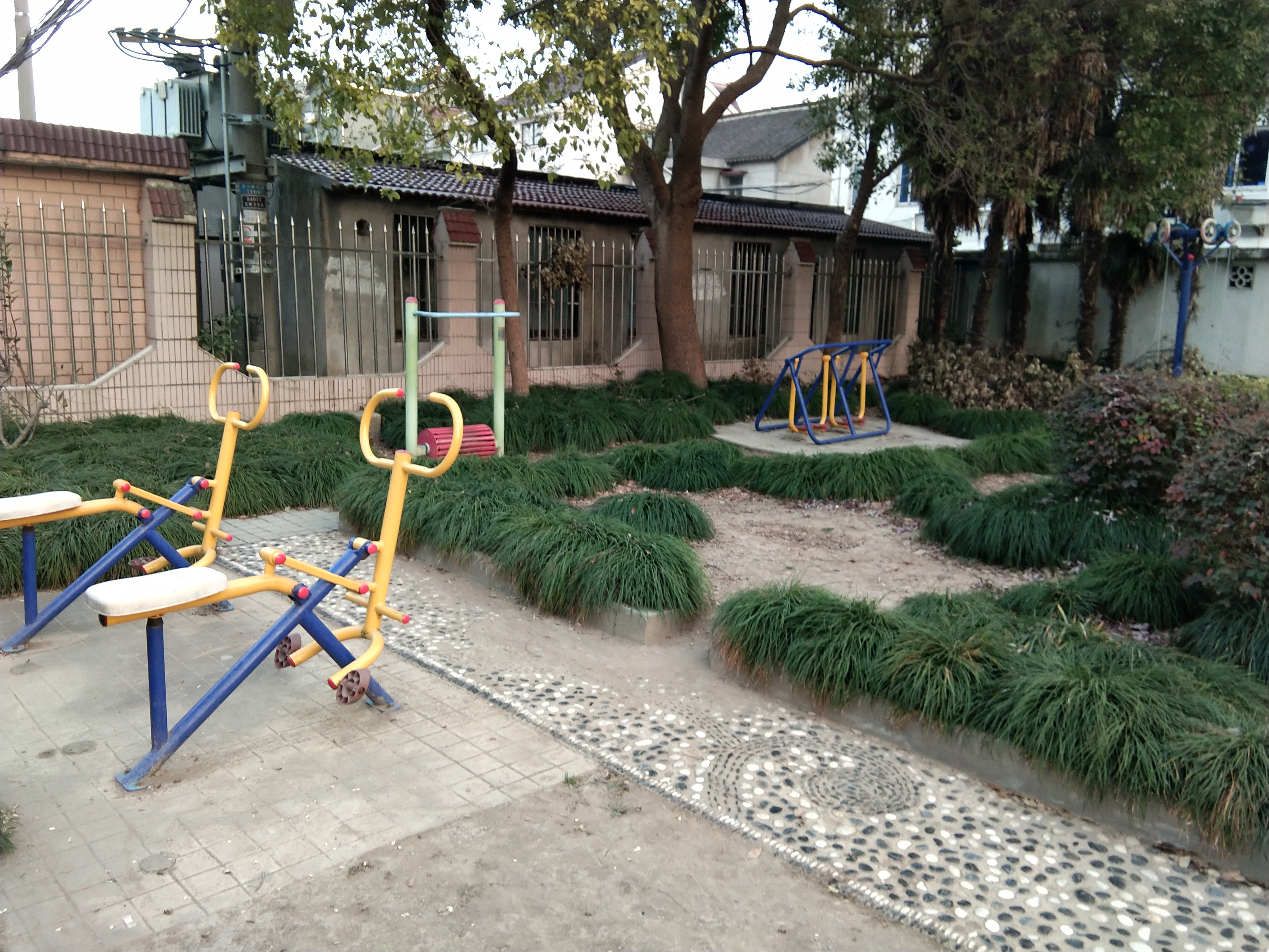 瓦屑居委健身點