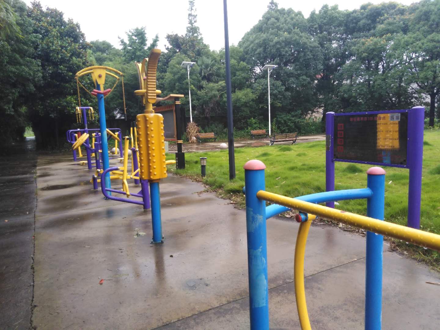 建設(shè)鎮(zhèn)界東村3隊(duì)健身點(diǎn)