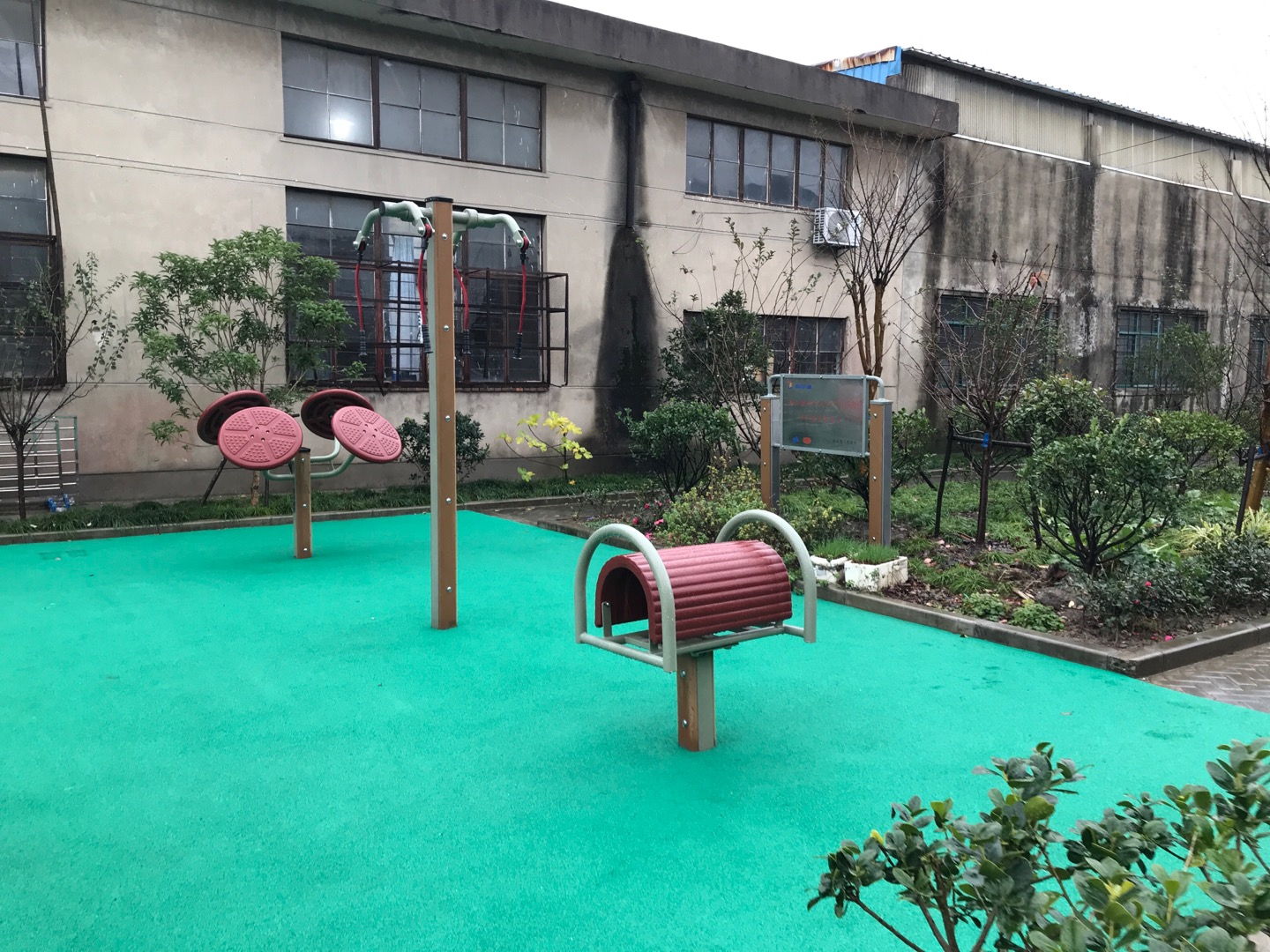 新寺村寺中路小公園市民益智健身點(diǎn)