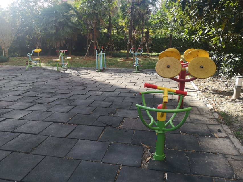 南馨佳苑18號樓北側(cè)