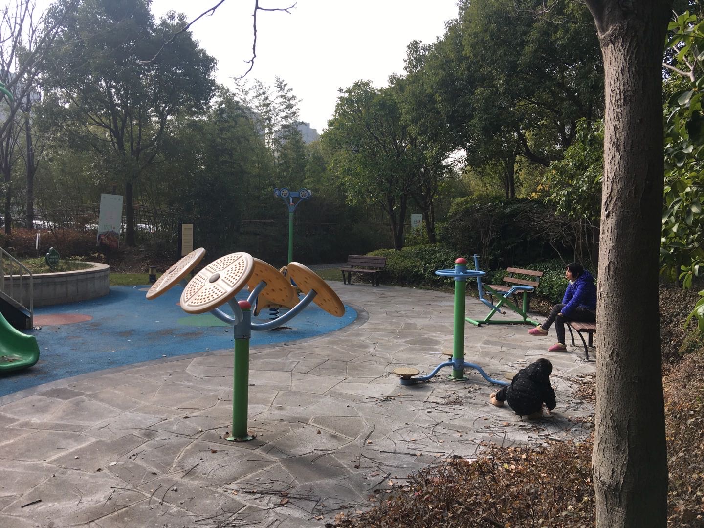 中信泰富又一城嘉苑3號樓后市民健身點