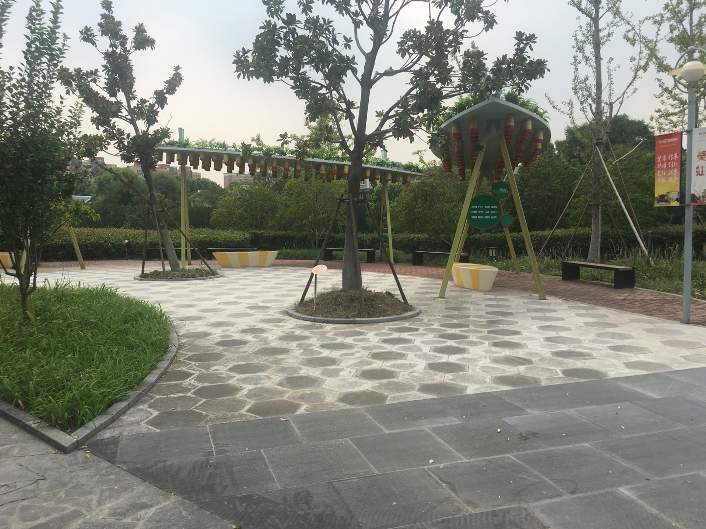 虹橋鎮(zhèn)河濱綠地健身步道