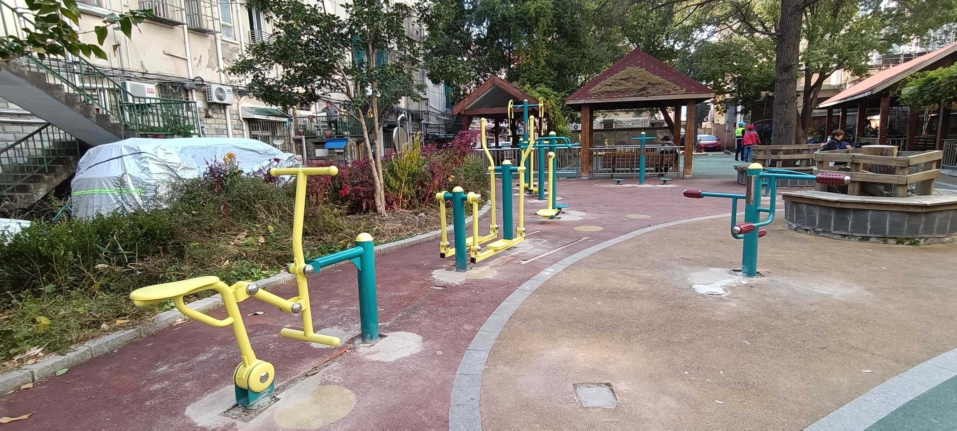 梅三居委會(huì)健身苑