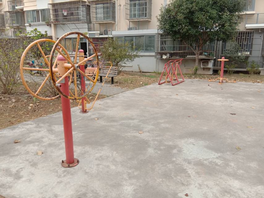 海霞第二居委江繡苑海霞路135弄46號旁健身路徑