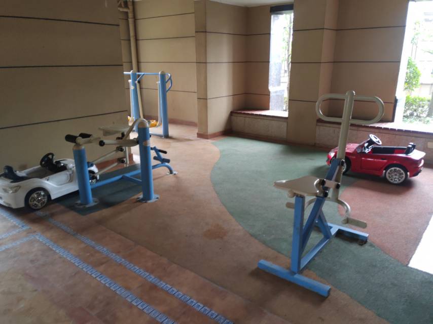 東方御府小區(qū)9號樓架空層市民健身點