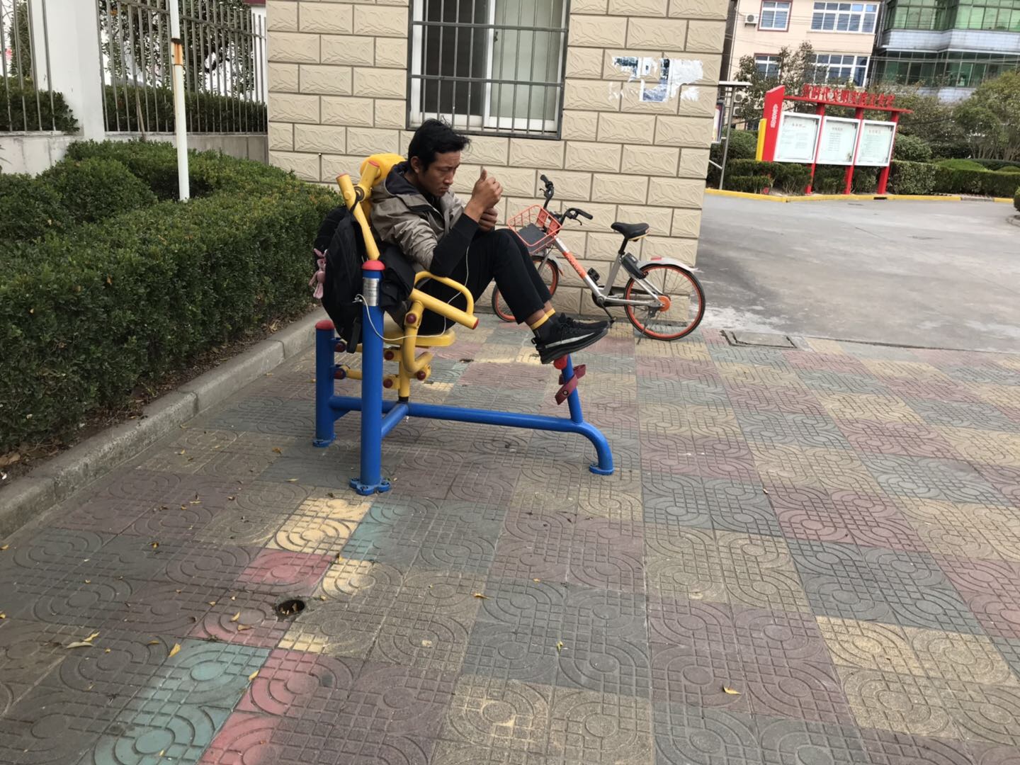 自重腹背鍛煉器