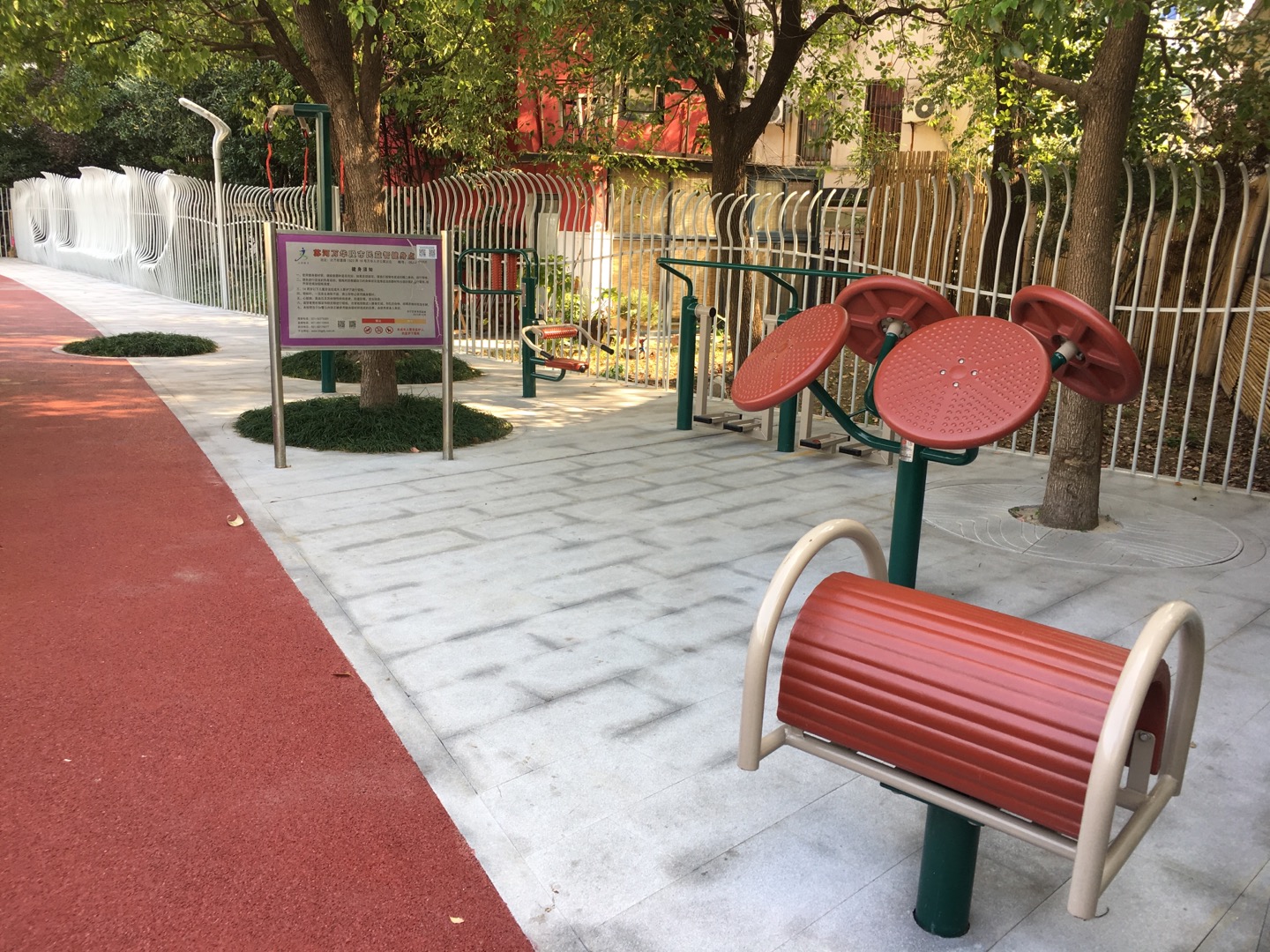 蘇河萬(wàn)華段市民益智健身點(diǎn)