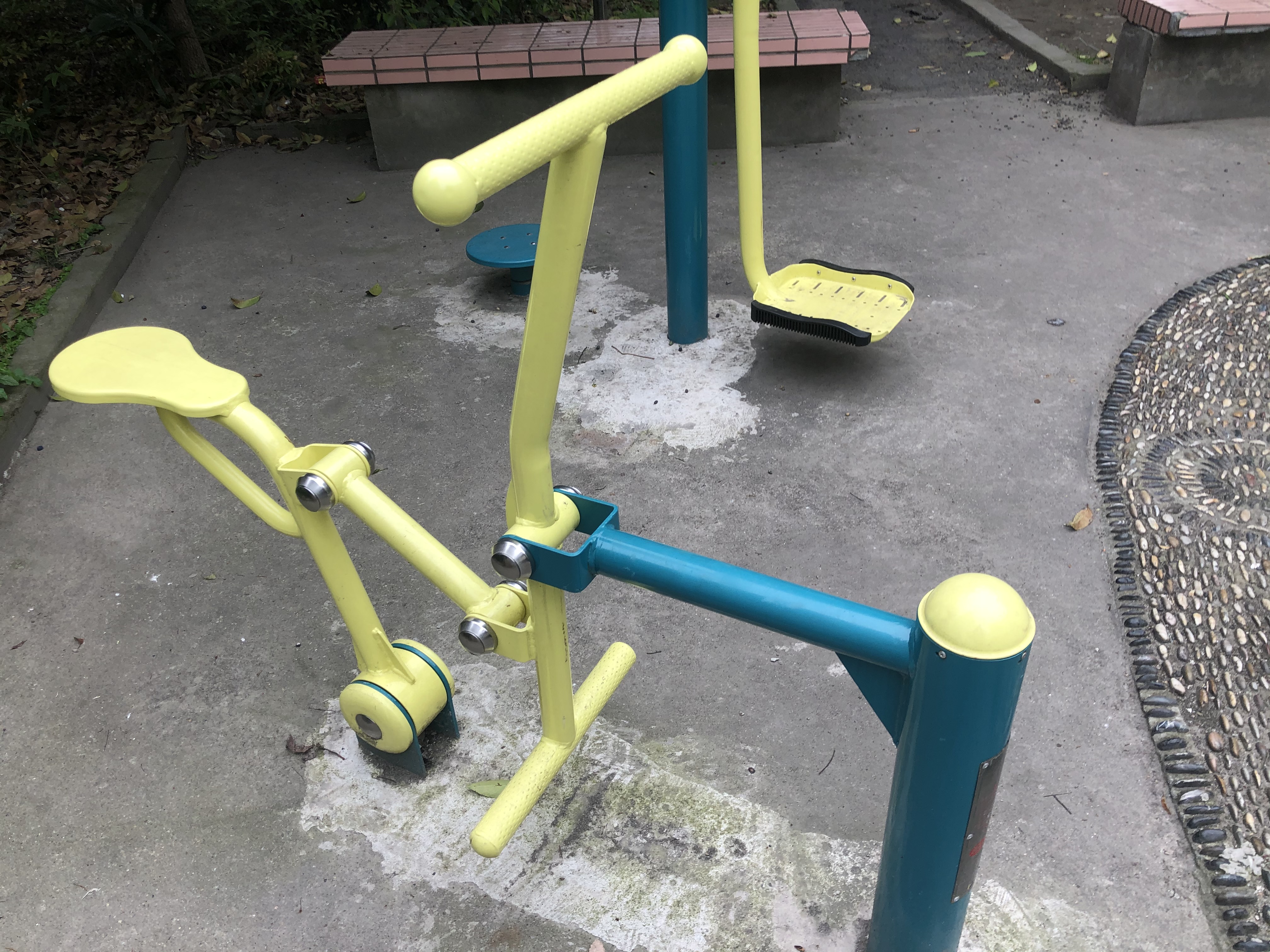 嚴(yán)楊路165弄健身點(diǎn)