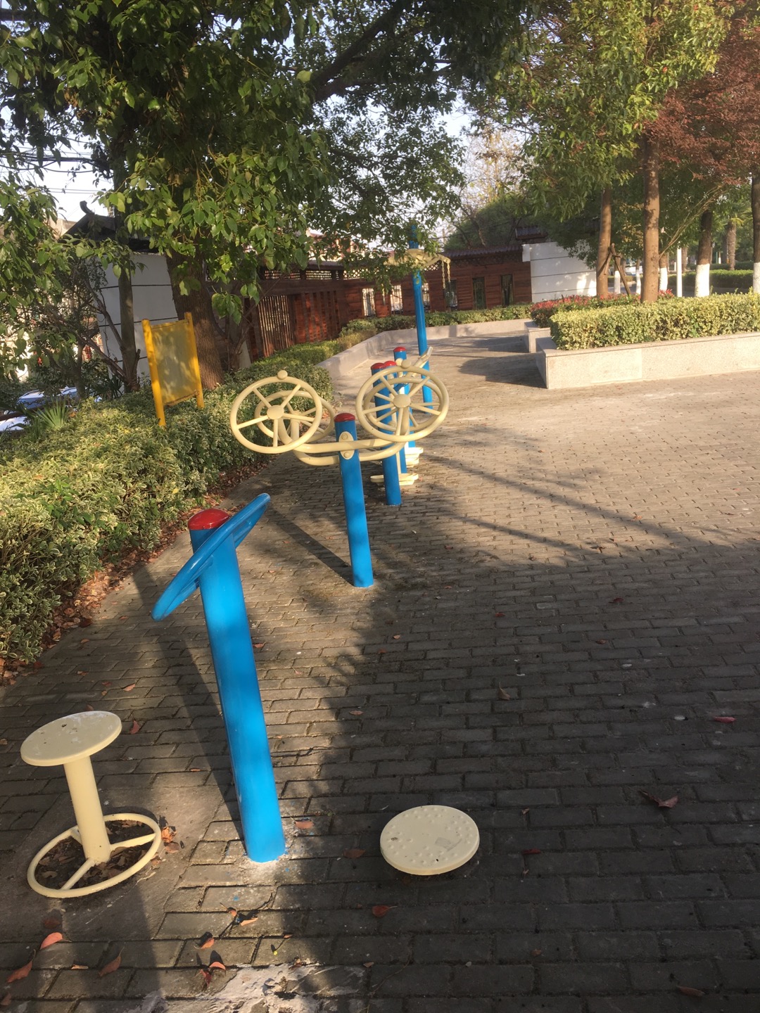 老港鎮(zhèn)濱海居民委員會建設(shè)村車站健身苑點(diǎn)