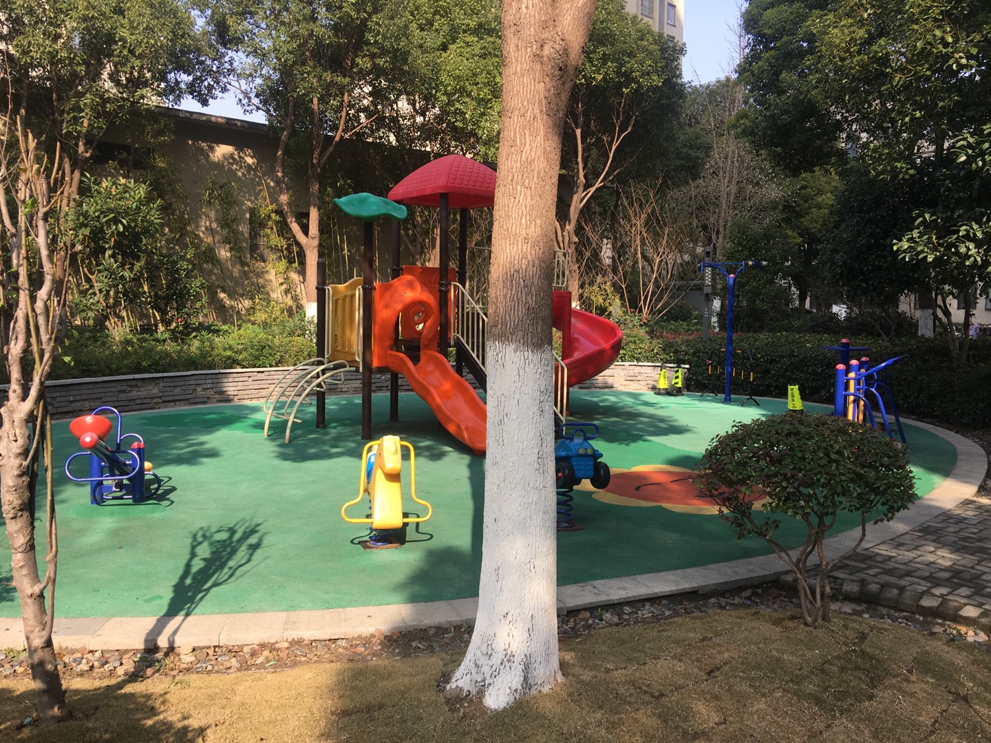 綠地臻品嘉園小區(qū)889弄98號(hào)樓前市民健身點(diǎn)