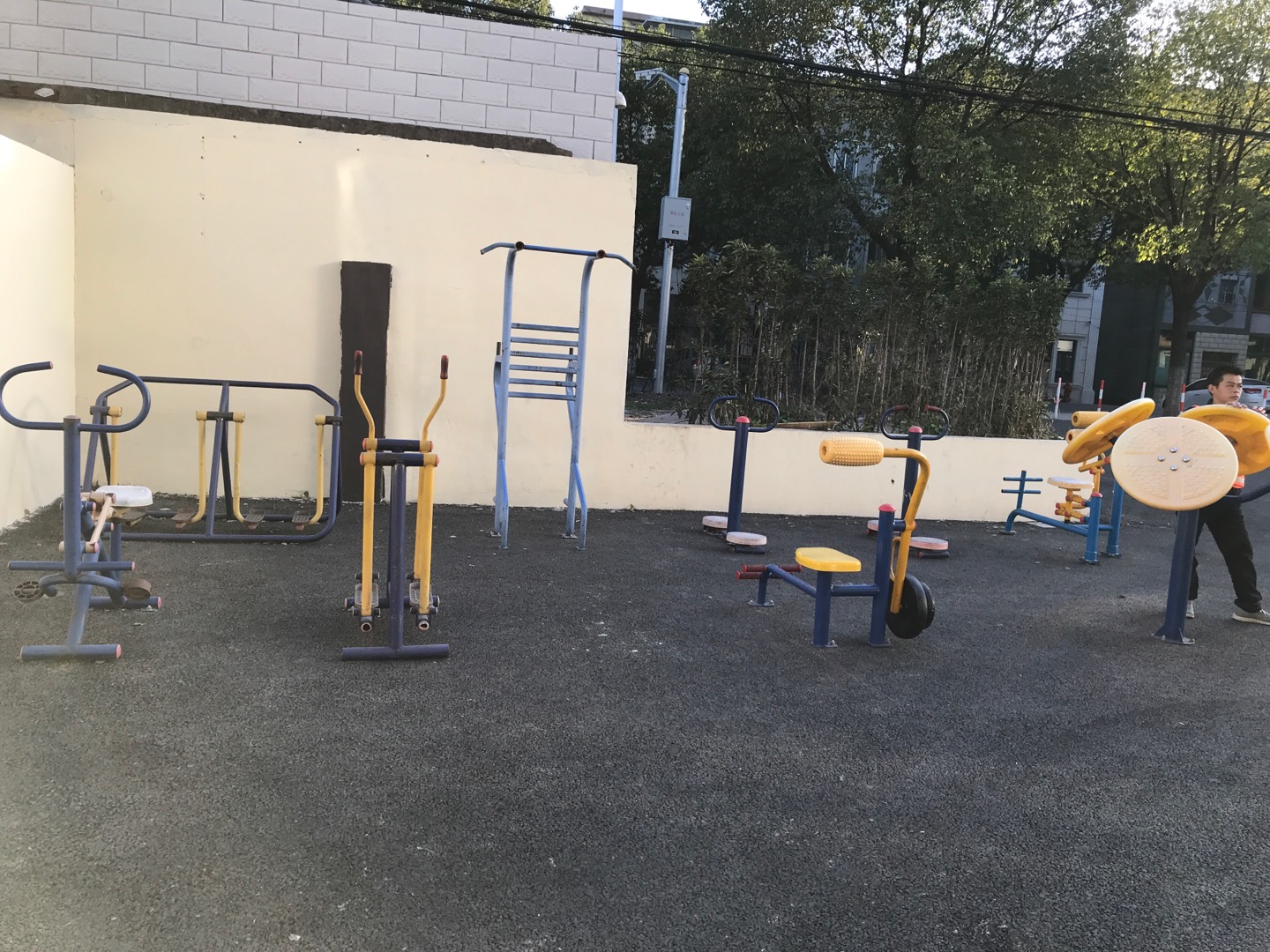 鹽倉居委鹽朝公路71號(hào)健身路徑