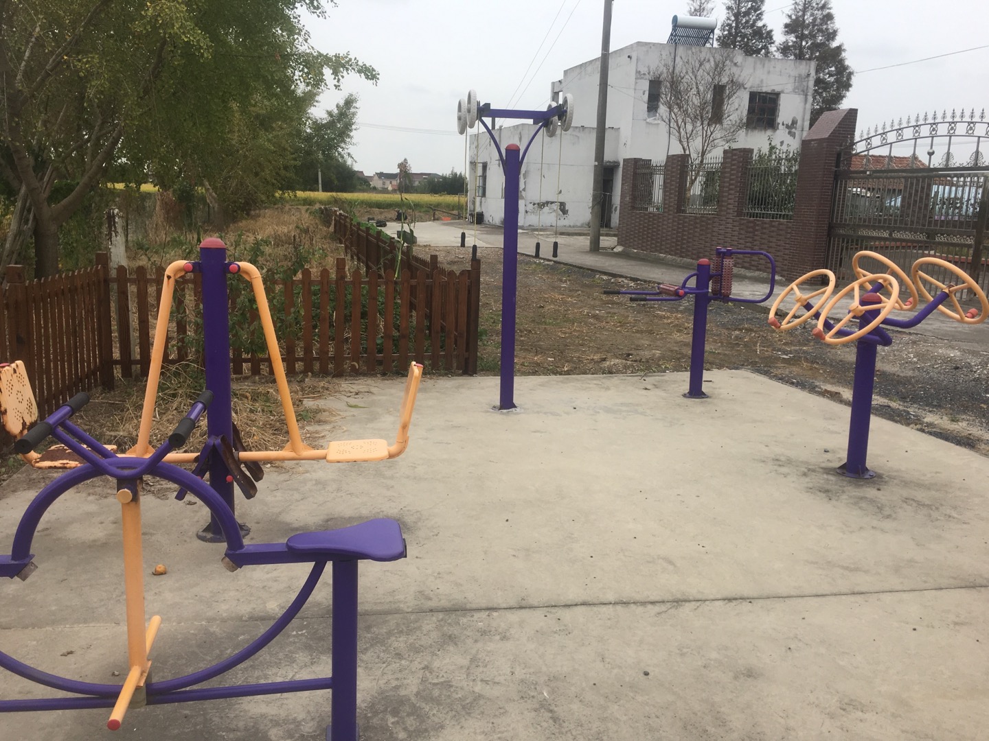 老港鎮(zhèn)欣河村民委員會煙墩8組1號健身苑點