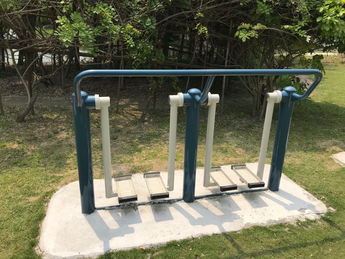 二位太空漫步機(jī)