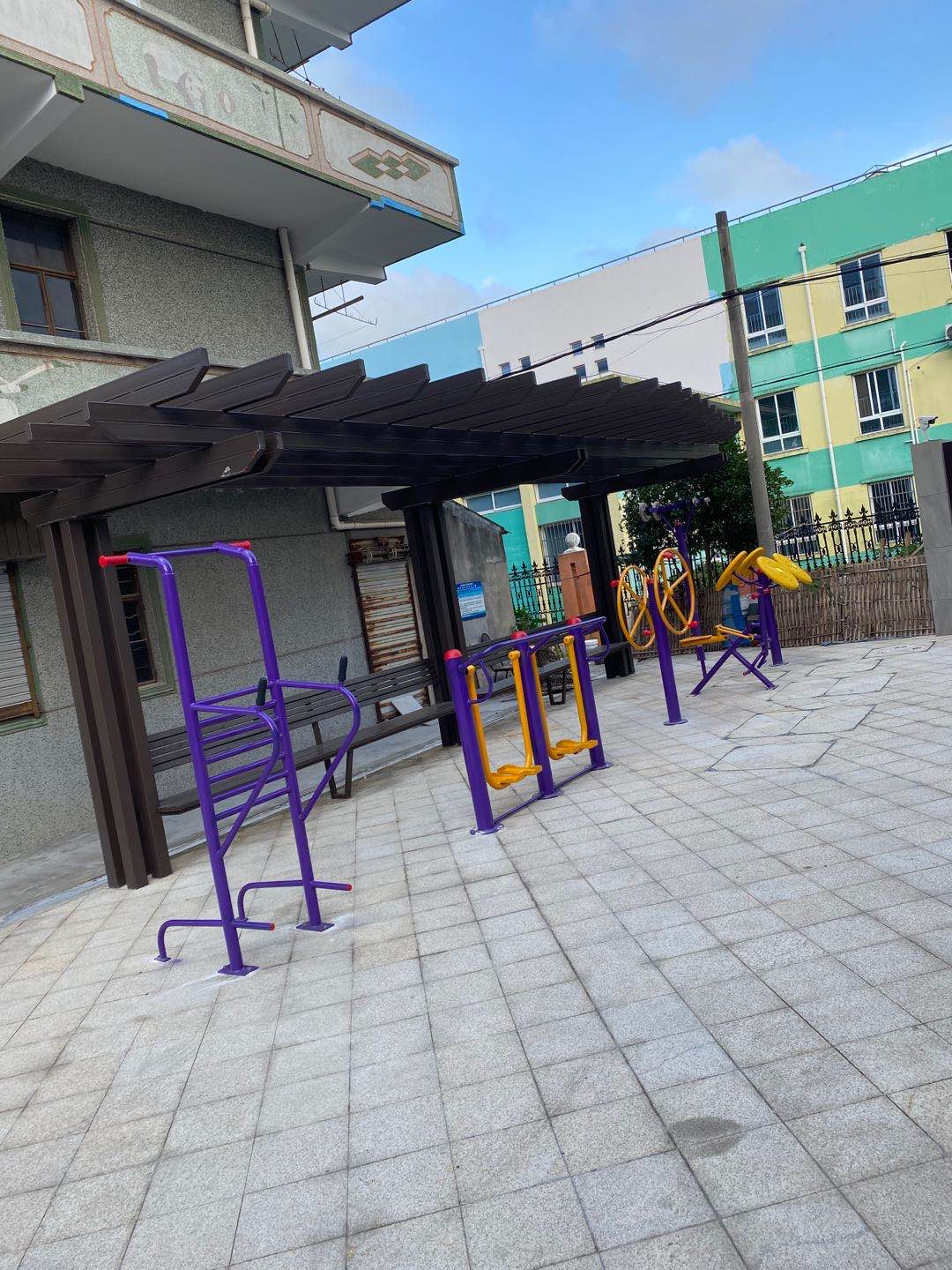 老港居民委員會(huì)鑫盛路59號(hào)（東面）健身苑點(diǎn)