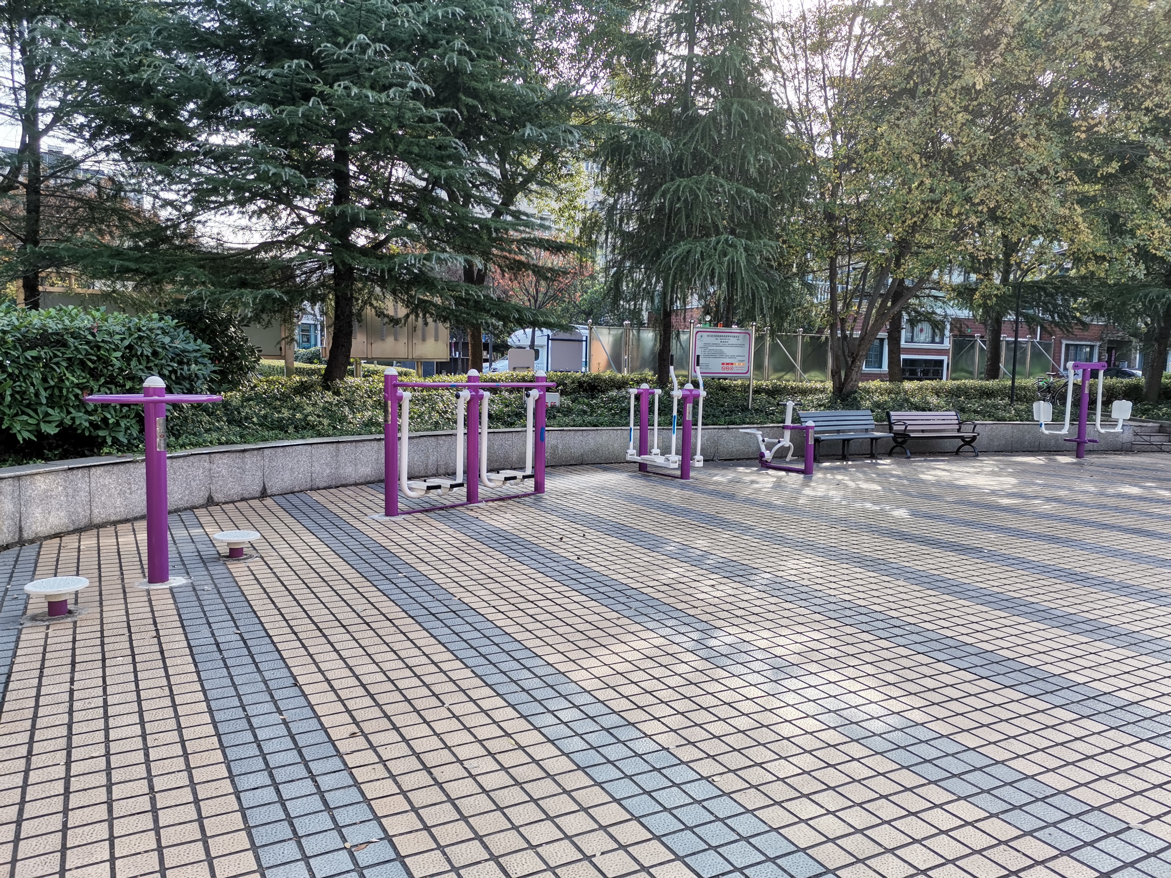 裕盛豪園公建房前健身點