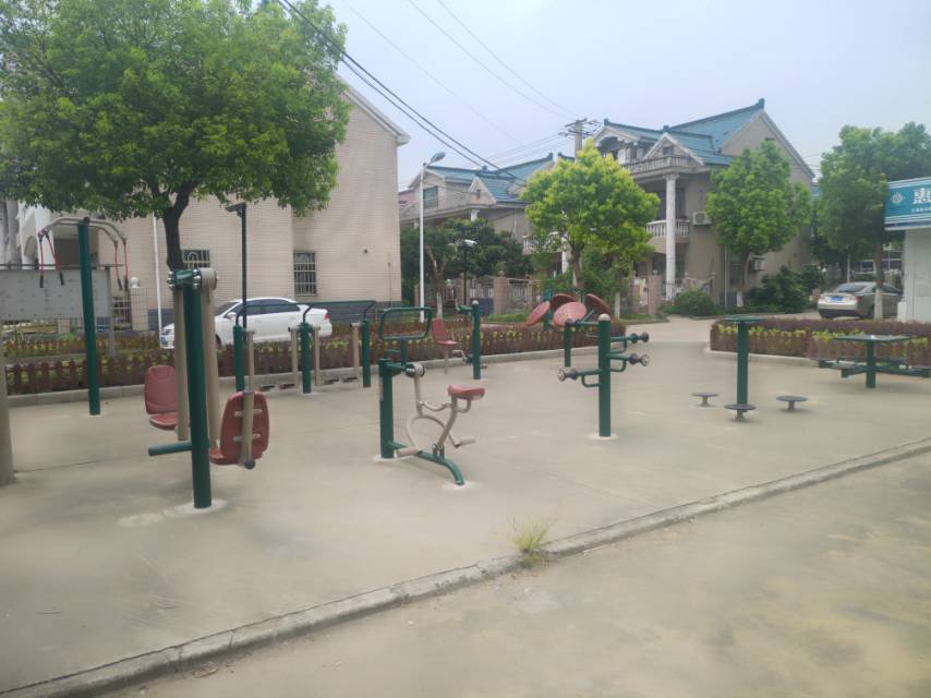 方翔社區(qū)沁園別墅300弄92號前健身點