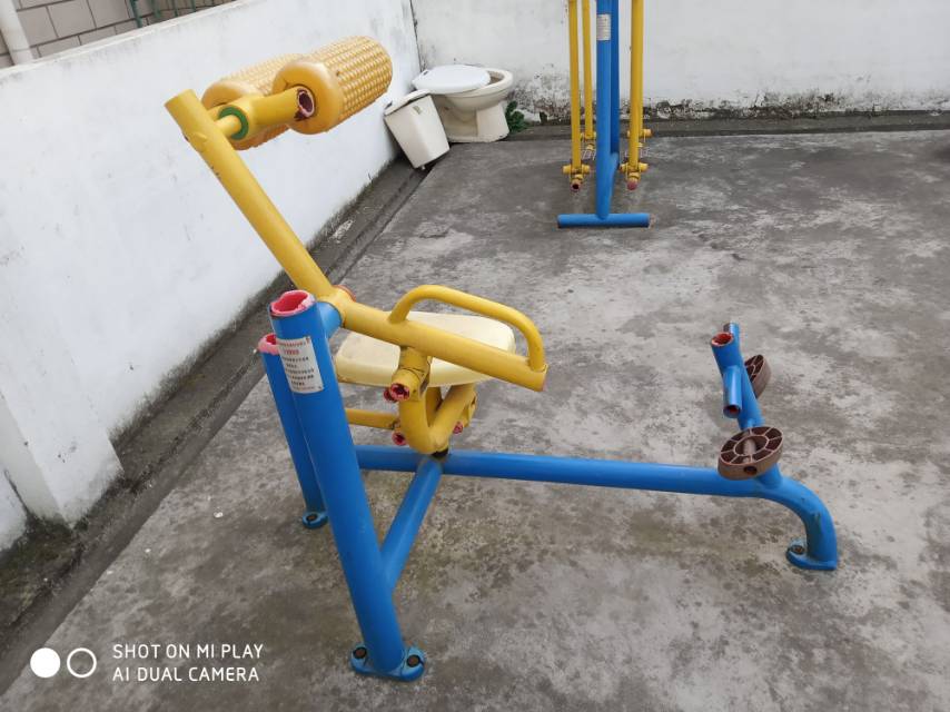 自重腰腹鍛煉器